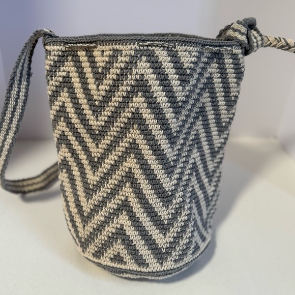 Altiplano Crocheted handmade bucket bag - Picture 6 of 11